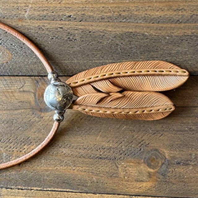 革で作られたフェザーネックレス image