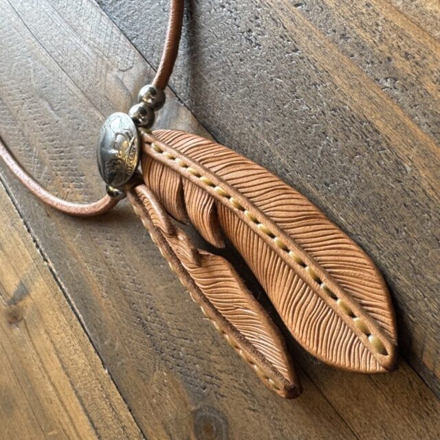革で作られたフェザーネックレス image
