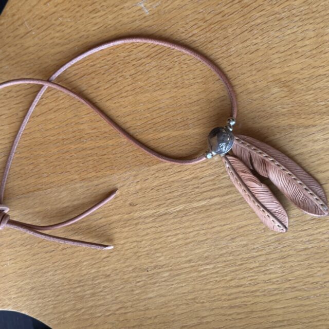 革で作られたフェザーネックレス image