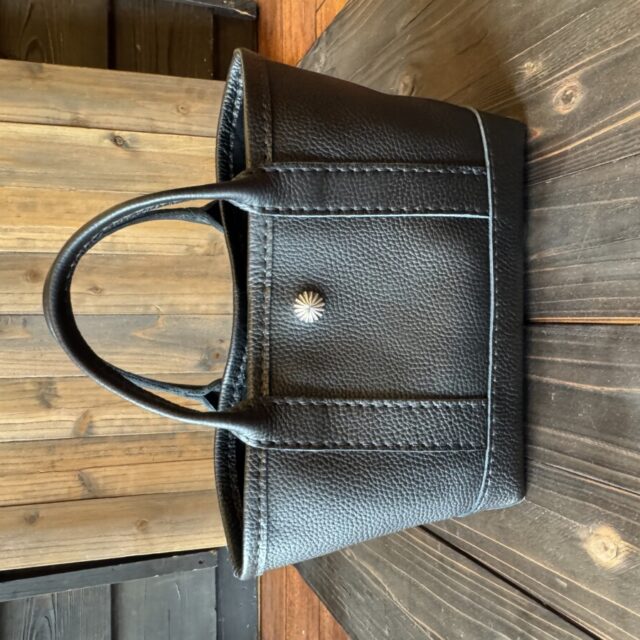 ペットボトルが縦に入るサイズの、 定番トートバッグ。 （革セレクト可）