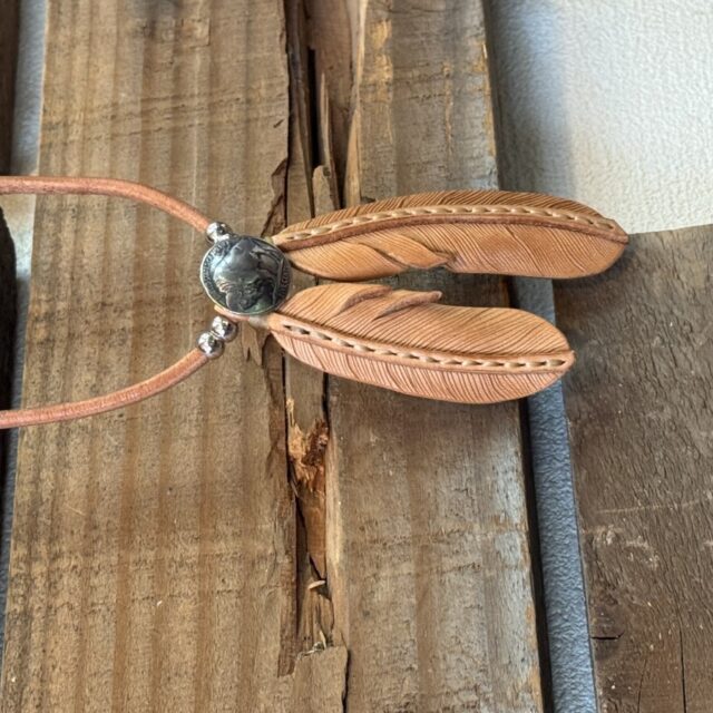 革で作られたフェザーネックレス image