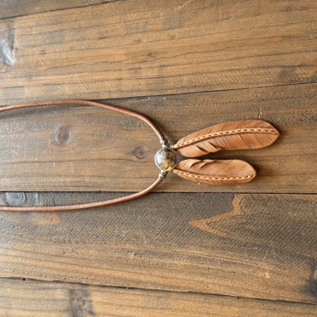 革で作られたフェザーネックレス image