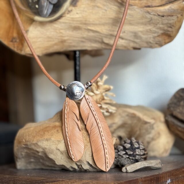 革で作られたフェザーネックレス image