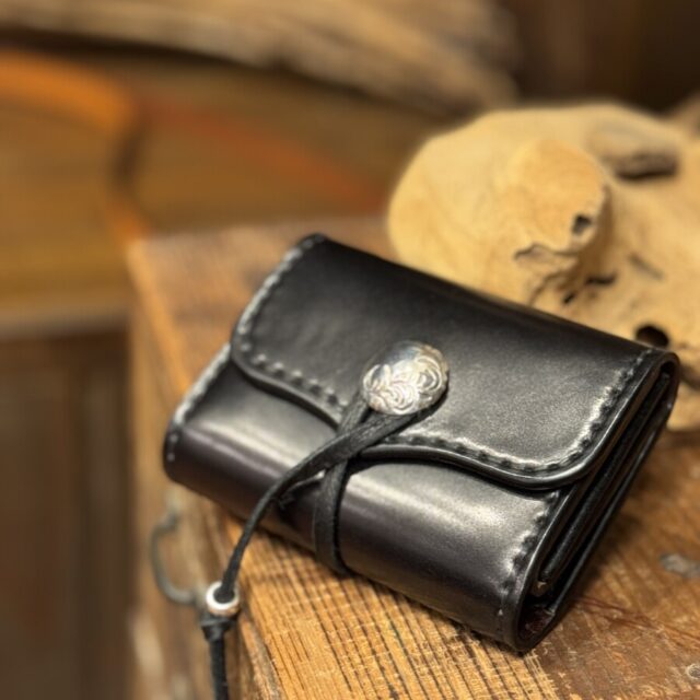 お札がスライドするコンパクトウォレット。フルコードバン